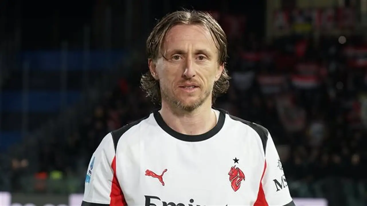 لوكا مودريتش يمدد عقده مع ميلان الإيطالي لموسم إضافي