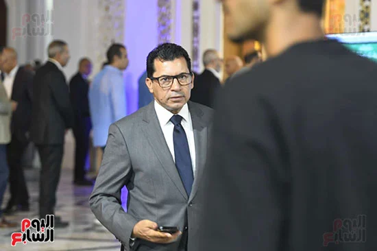 الدكتور أشرف صبحي في عزاء الدهشوري حرب