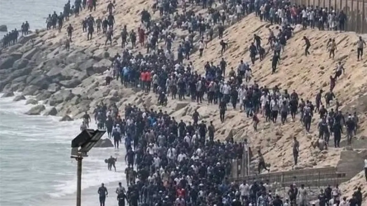 المغرب يحدد الجهات المسؤولة عن تحريض المواطنين على الهجرة إلى سبتة ومليلية