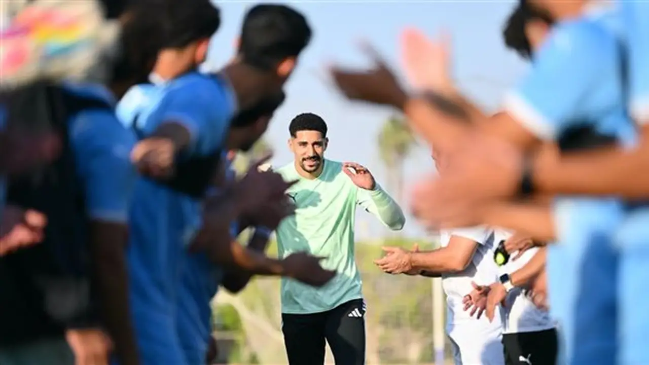 استقبال حار لمحمد سيحا من زملائه في المصري (صور)