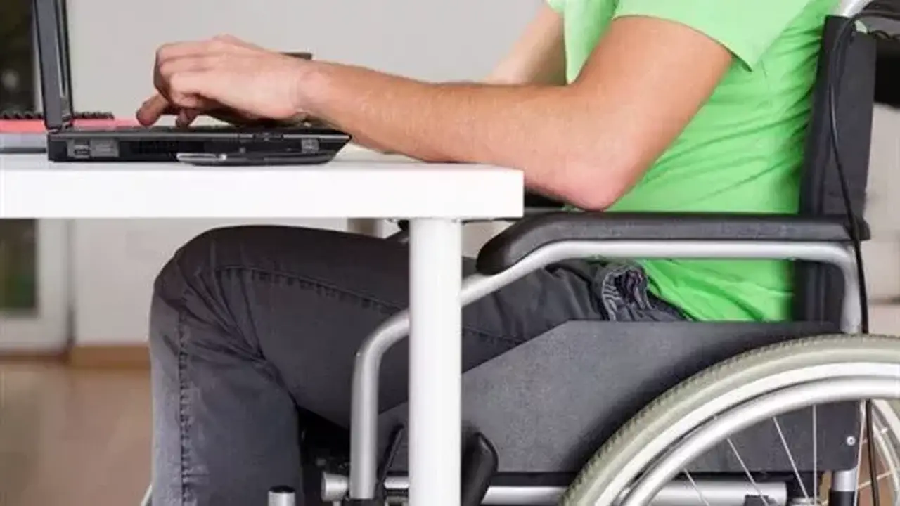 تخفيض ساعات العمل اليومية: مزايا قانونية للأشخاص ذوي الإعاقة ومقدمي الرعاية لهم