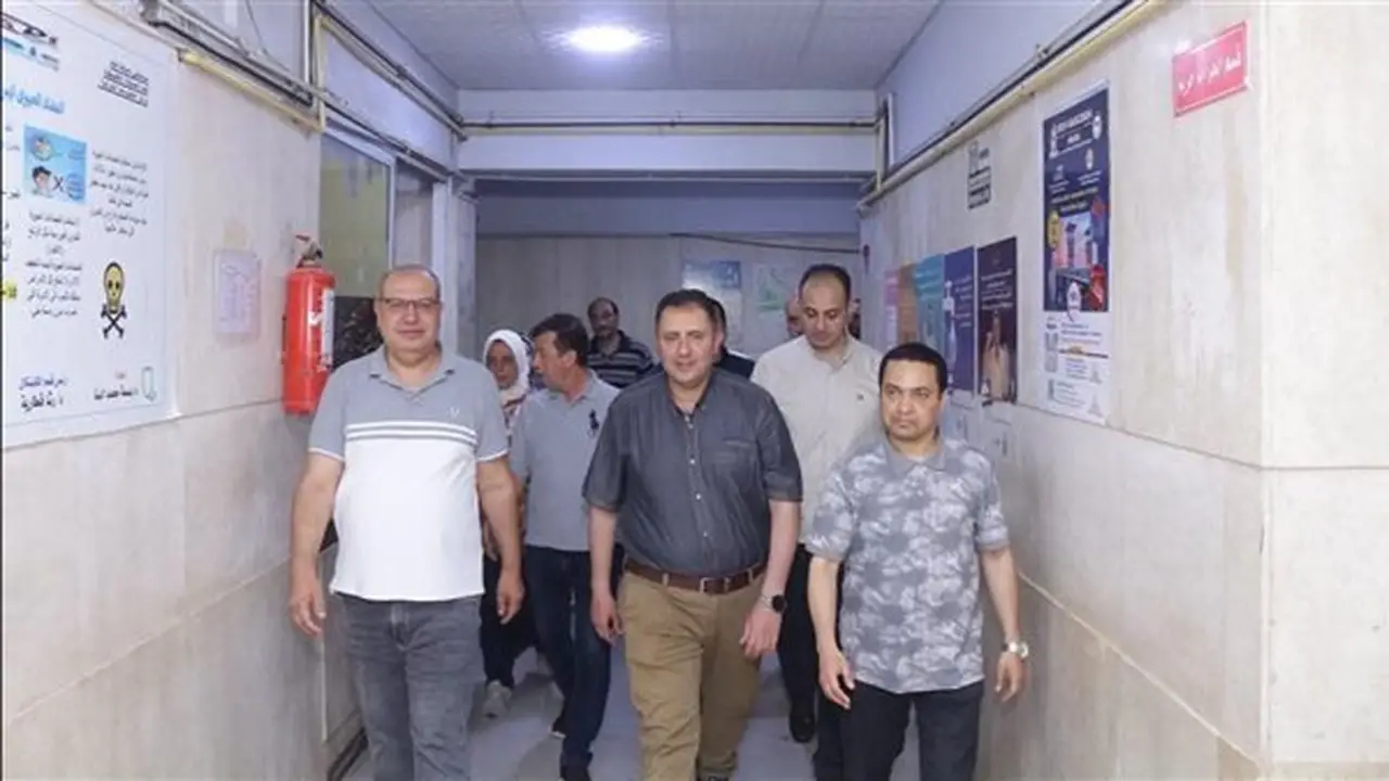 محافظ دمياط يتفقد المستشفى العام لمتابعة الخدمات الصحية والتواصل مع المرضى