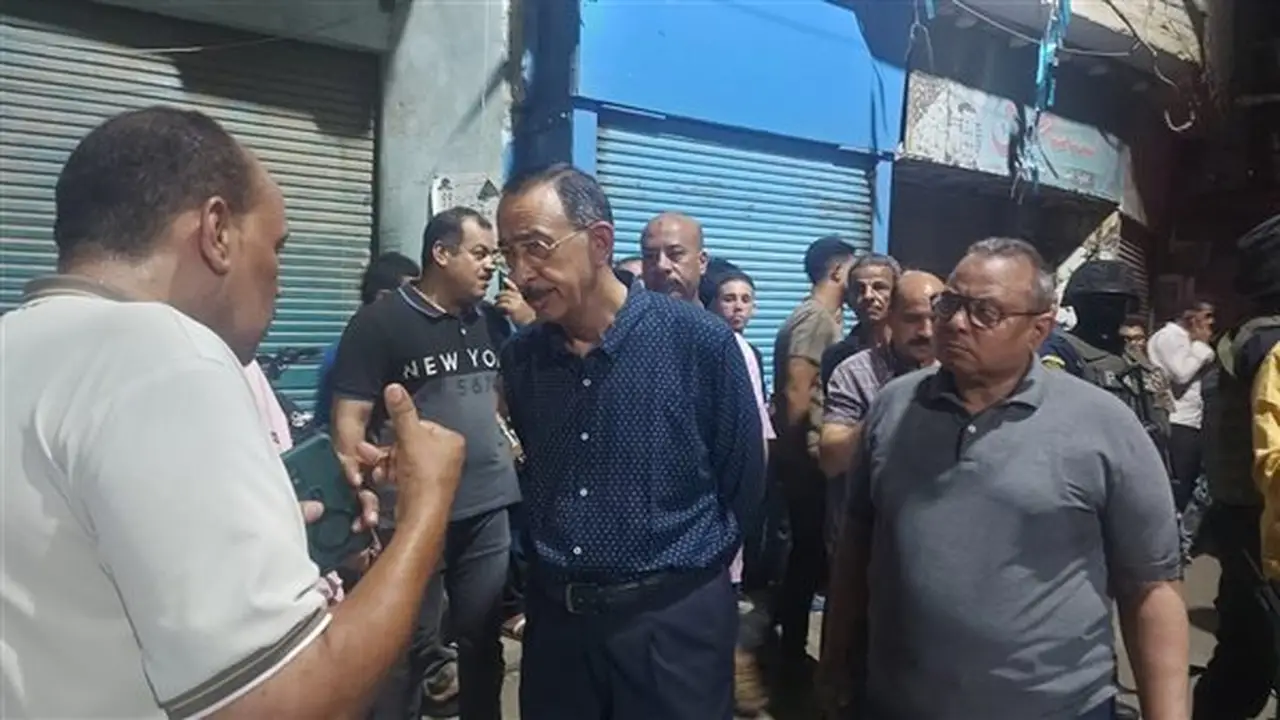 محافظ سوهاج يتفقد موقع انهيار جزئي لمنزل ويشرف على انتشال جثة طفل