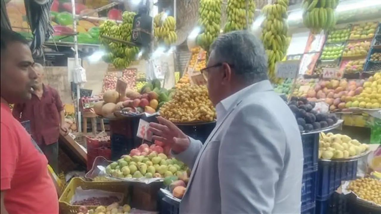 محافظ الدقهلية يتفقد منافذ بيع الخضروات بالمنصورة خلال جولة ليلية