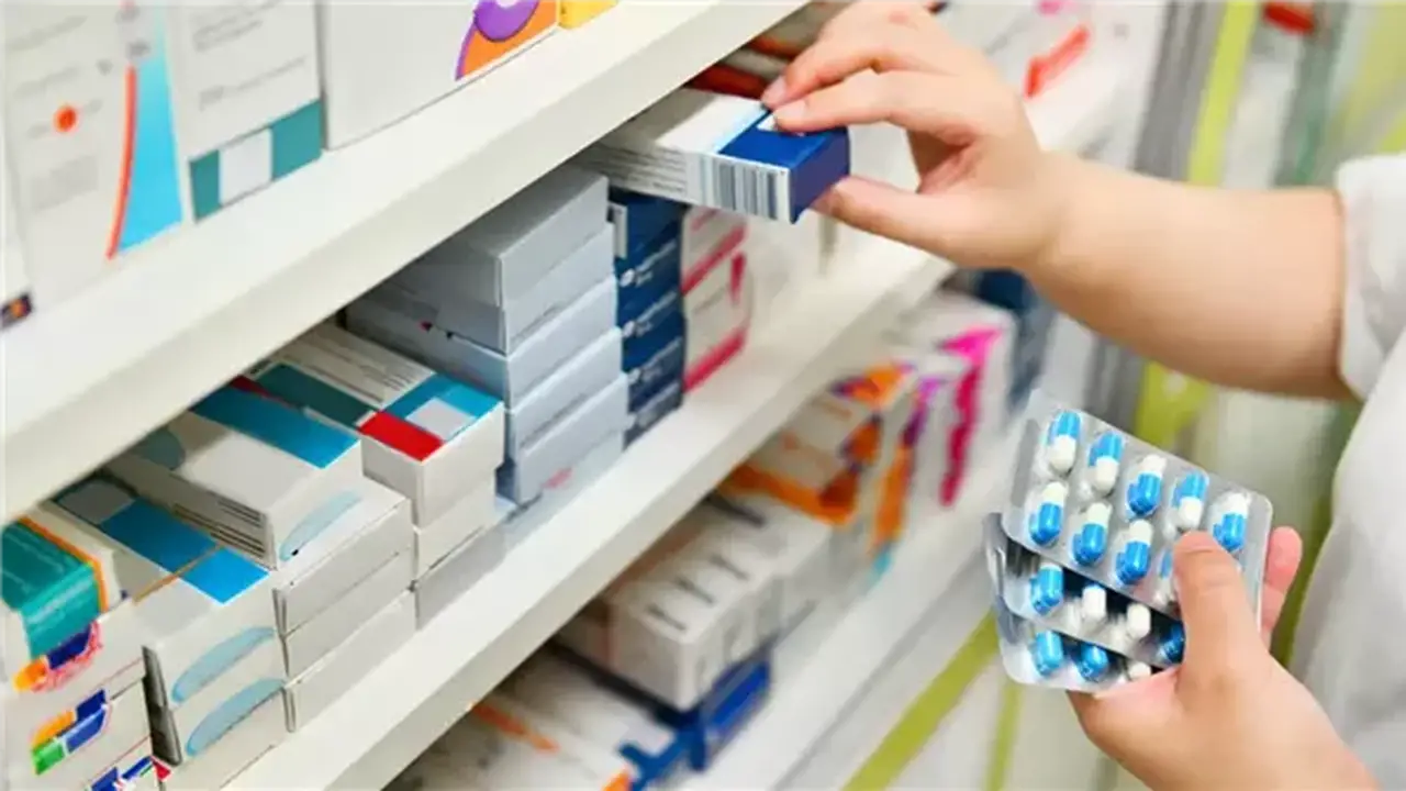 أزمة نقص الأدوية في التأمين الصحي: لماذا ترفض الأحزاب تفسيرات الحكومة؟
