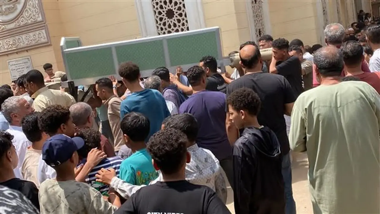 وداع مؤلم في كفر الطويلة: تشييع جثماني سيدة ونجلها ضحيتي حادث تصادم