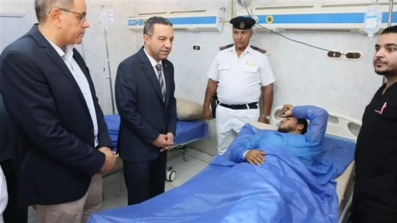 محافظ المنوفية يزور مصابي حادث كفر داود بمستشفى منوف العام