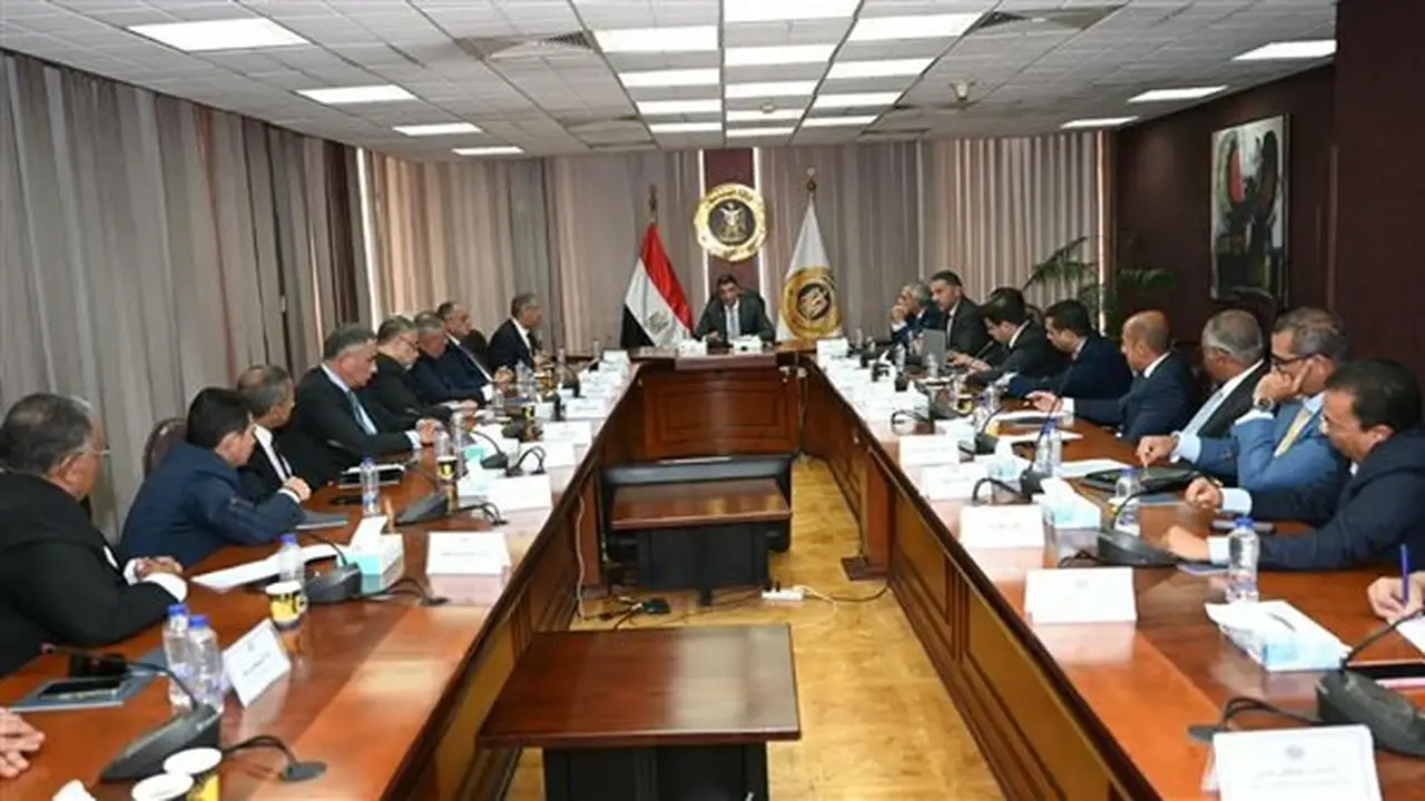 وزير الصناعة يناقش دعم الصناعات المغذية للسيارات لتعزيز الإنتاج المحلي