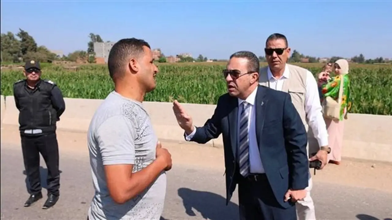 محافظ المنوفية يضبط ميكروباصًا يسير عكس الاتجاه ويعنف السائق مع سحب رخصته (فيديو)
