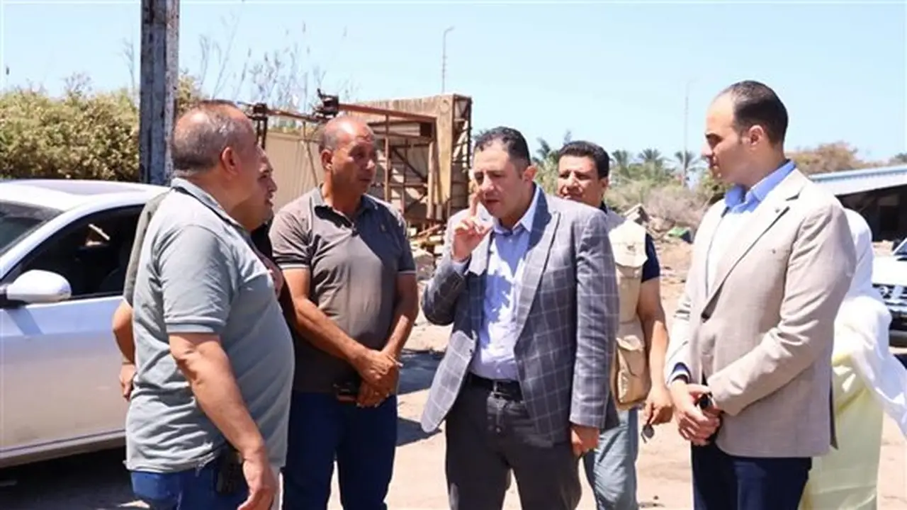 محافظ دمياط يقود جولة حاسمة لإزالة القمامة في رأس البر وتعزيز النظافة العامة