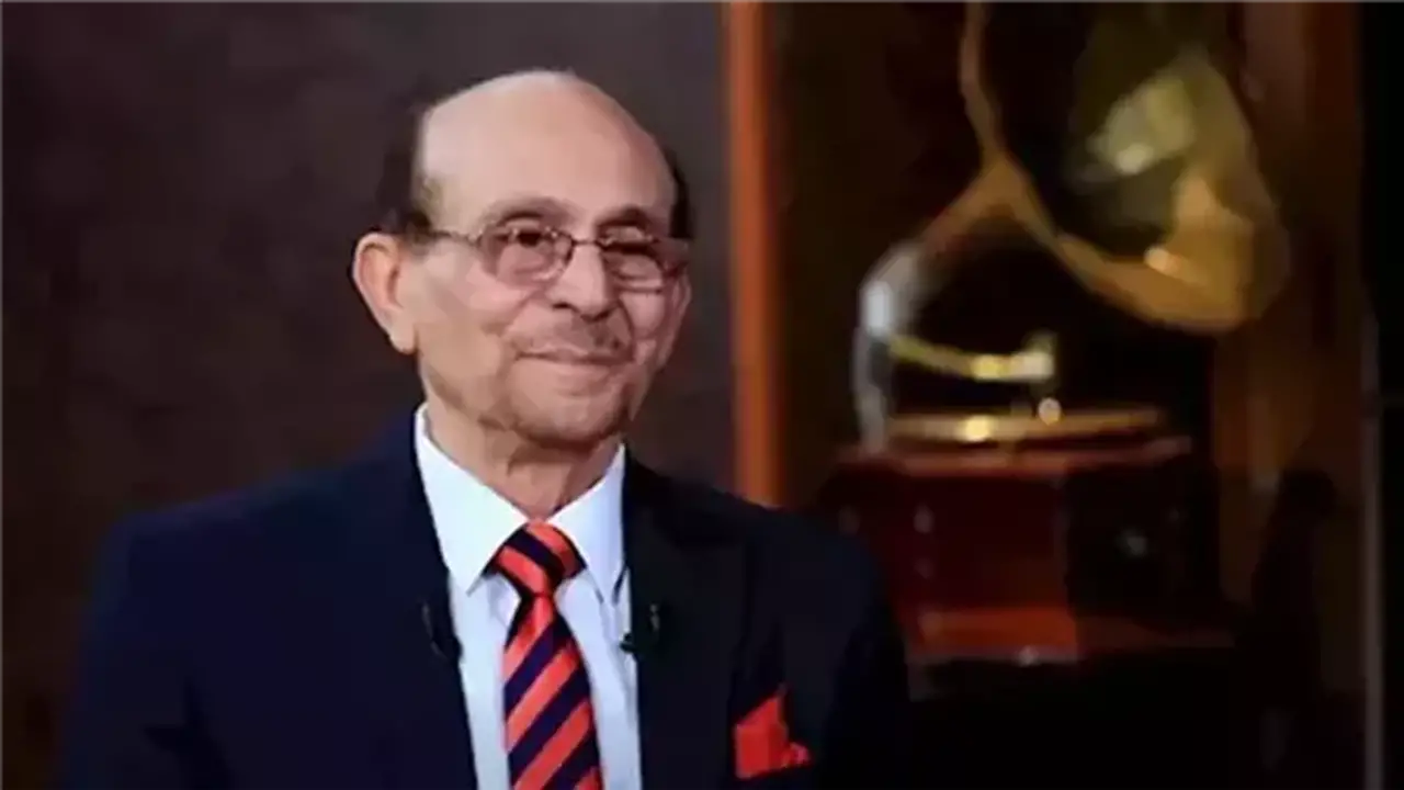 أشرف زكي يطمئن الجمهور بشأن صحة الفنان محمد صبحي