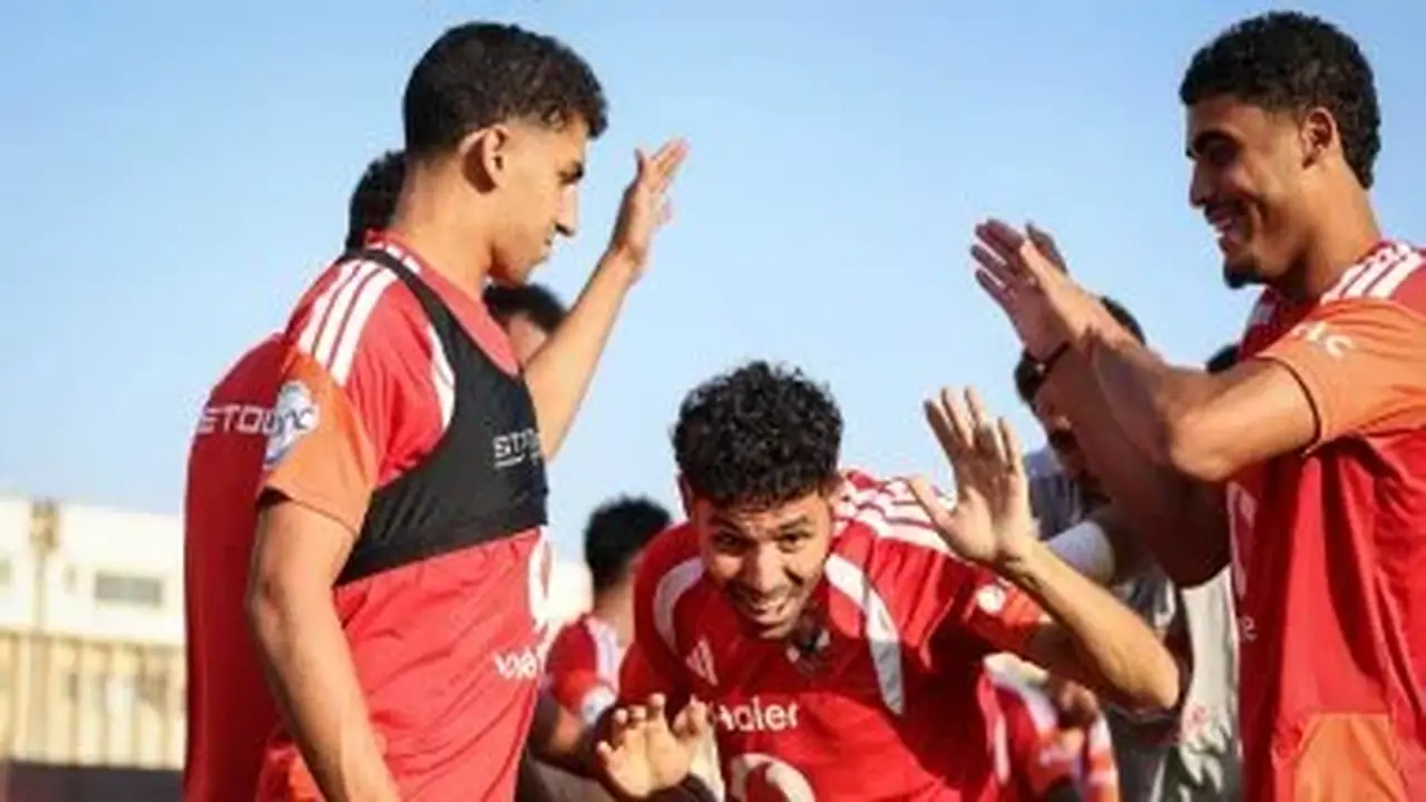 لاعبو الأهلي يرحبون بالثنائي محمود صلاح وتوفيق محمد خلال أول مران