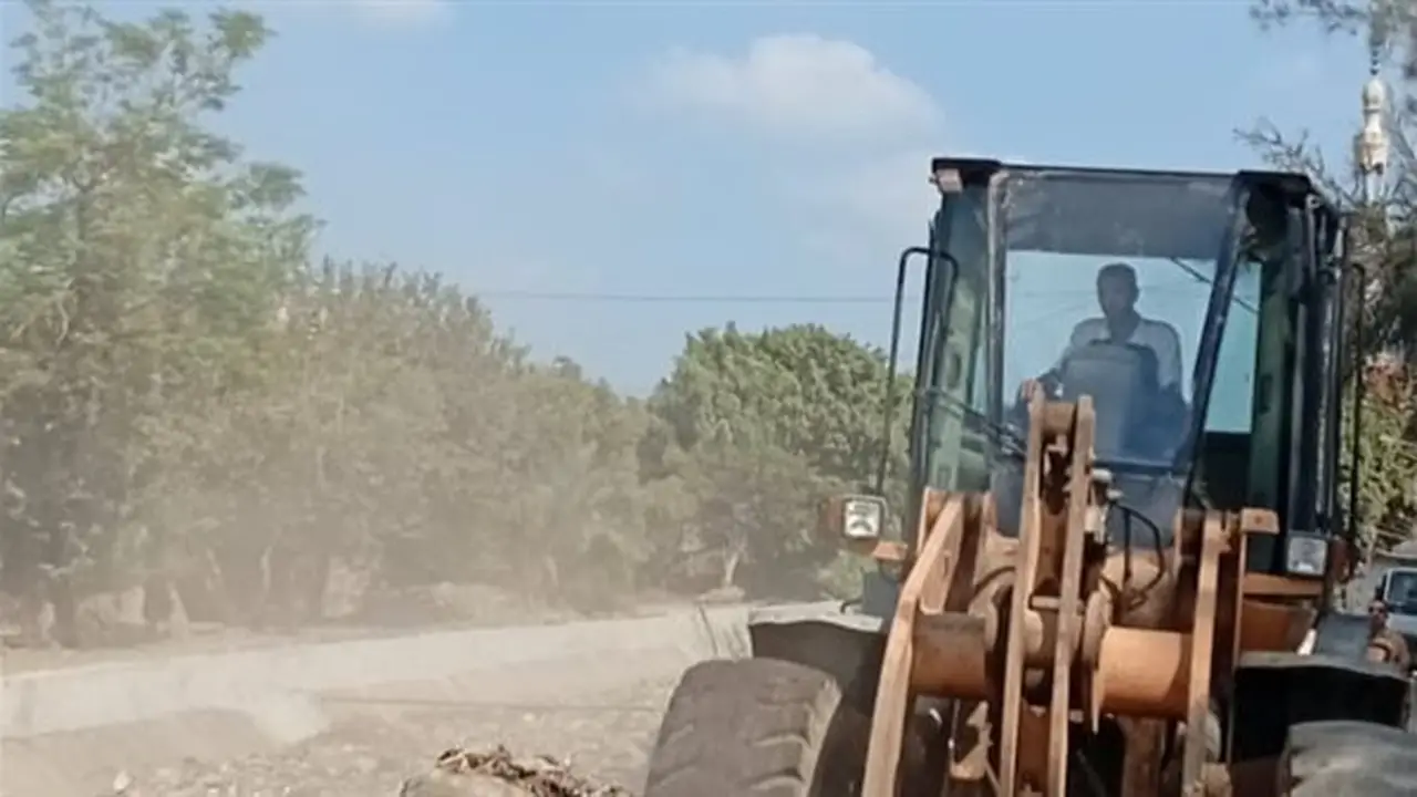 محافظ القليوبية يؤكد على ضرورة رفع المخلفات بعد تطهير الترع ويشدد على منع تراكمها