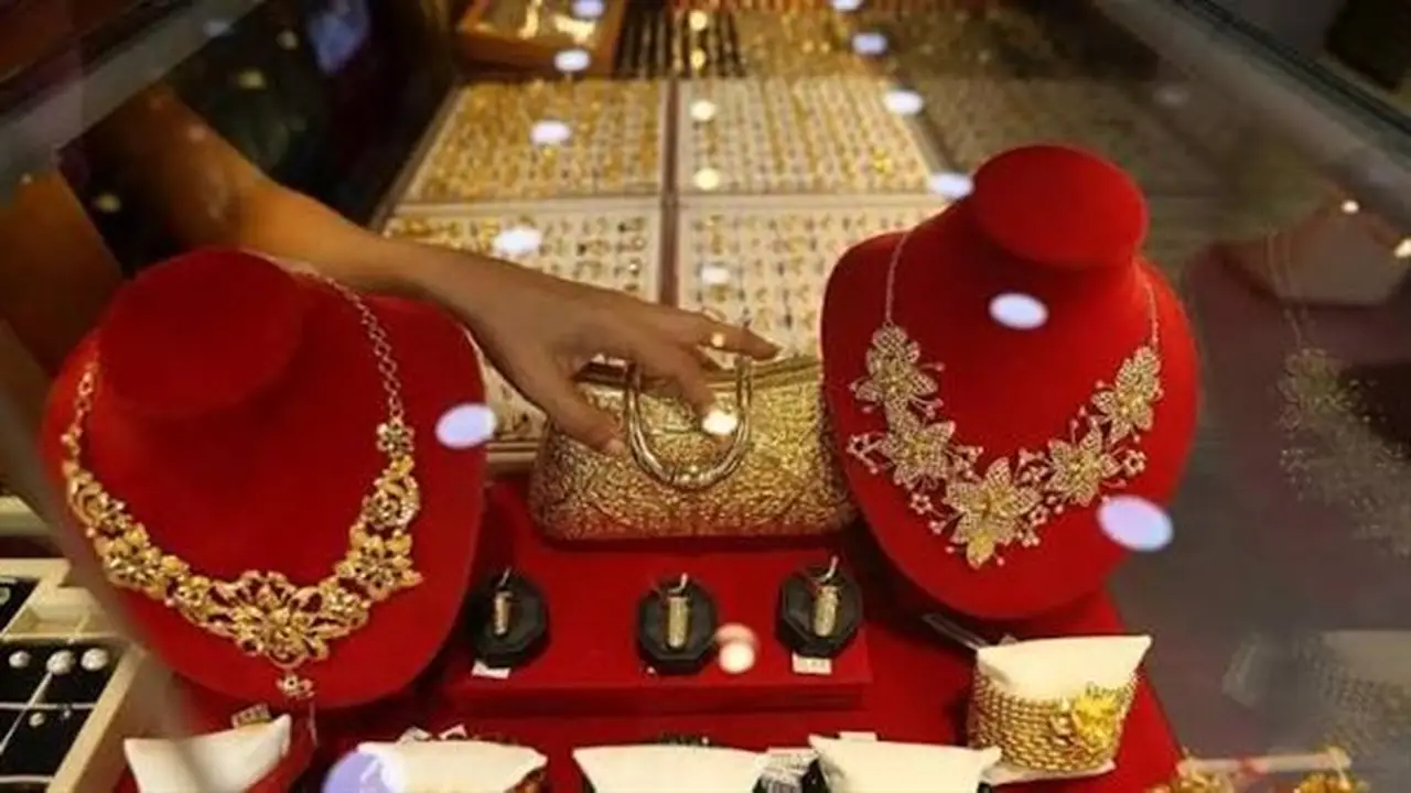 أخبار الاقتصاد اليوم: ارتفاع أسعار الذهب 215 جنيها واستقرار الدولار في البنوك ومصر تحافظ على تصنيفها كسوق ناشئة