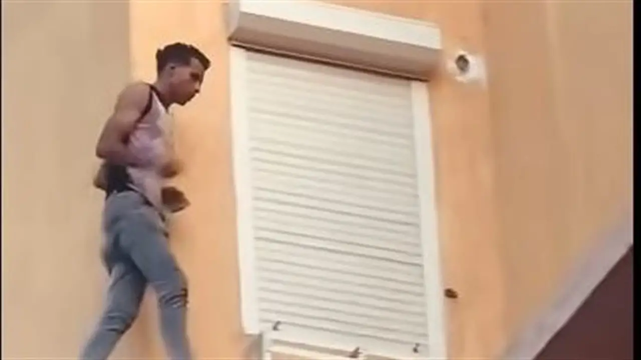 سطو مسلح داخل كمبوند راقٍ: تفاصيل اقتحام غرفة نوم سيدة وتهديدها بسلاح أبيض