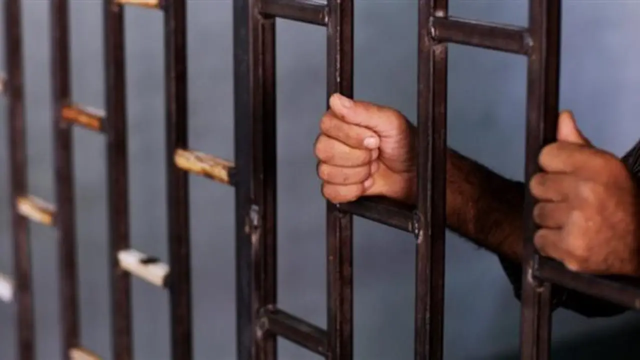 السجن 15 سنة لعاطل انتحل صفة أمين شرطة وسرق المواطنين في منشأة ناصر