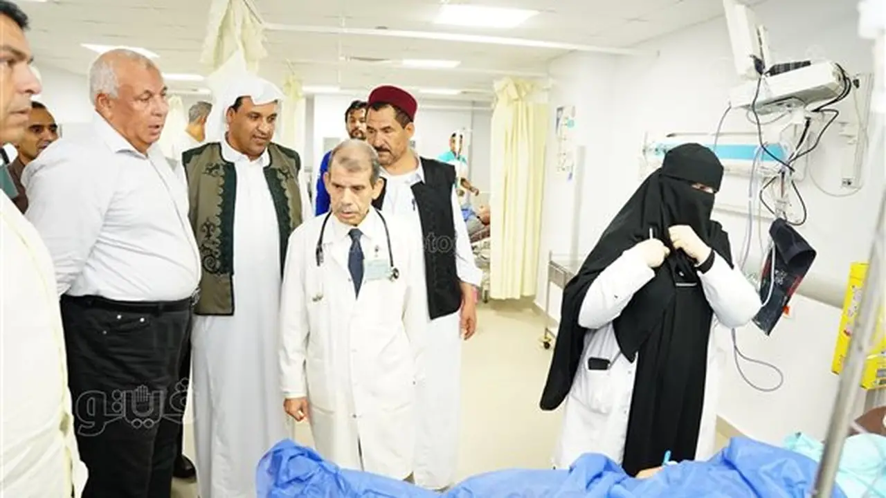 محافظ مطروح يطمئن على السكرتير العام ومرافقيه بعد حادث انقلاب سيارة في النجيلة
