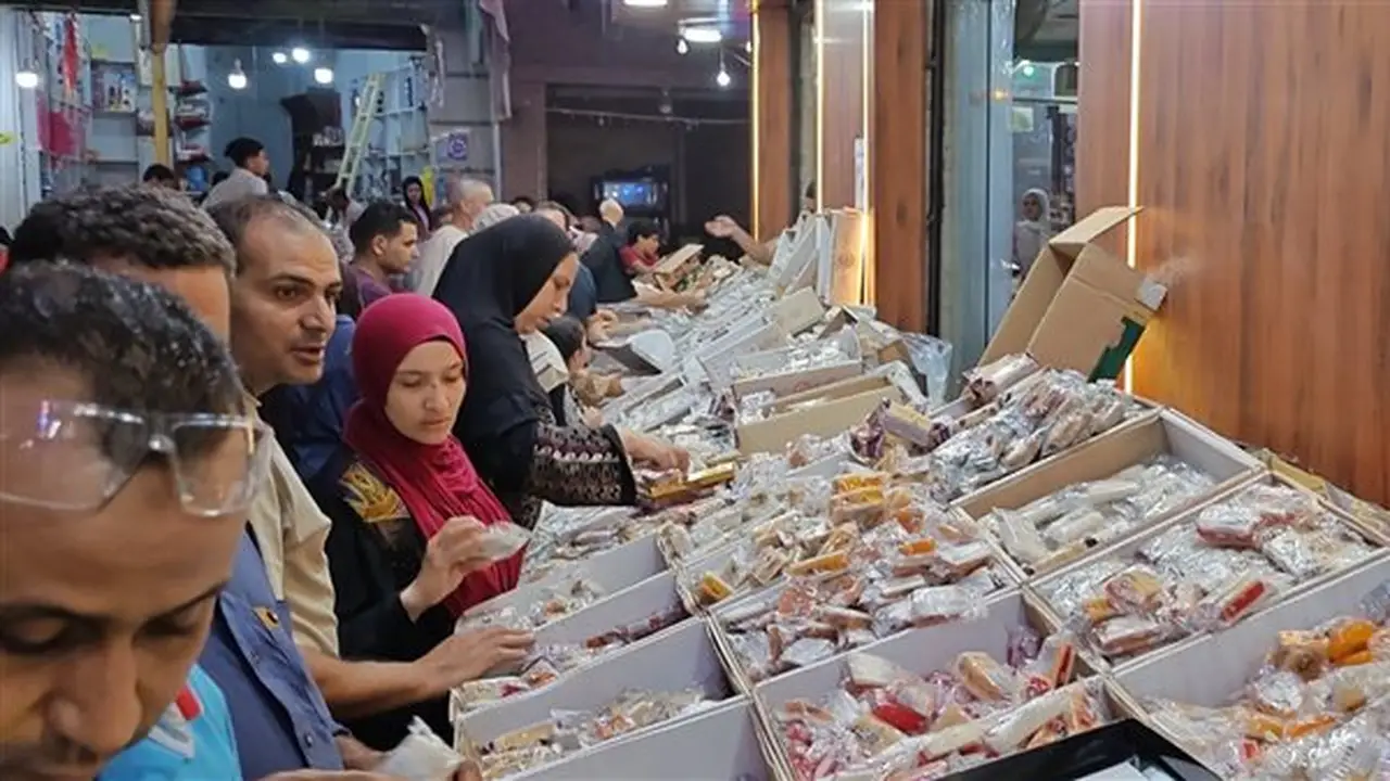 إقبال كبير على شراء حلوى المولد النبوي بطنطا رغم ارتفاع الأسعار (فيديو)