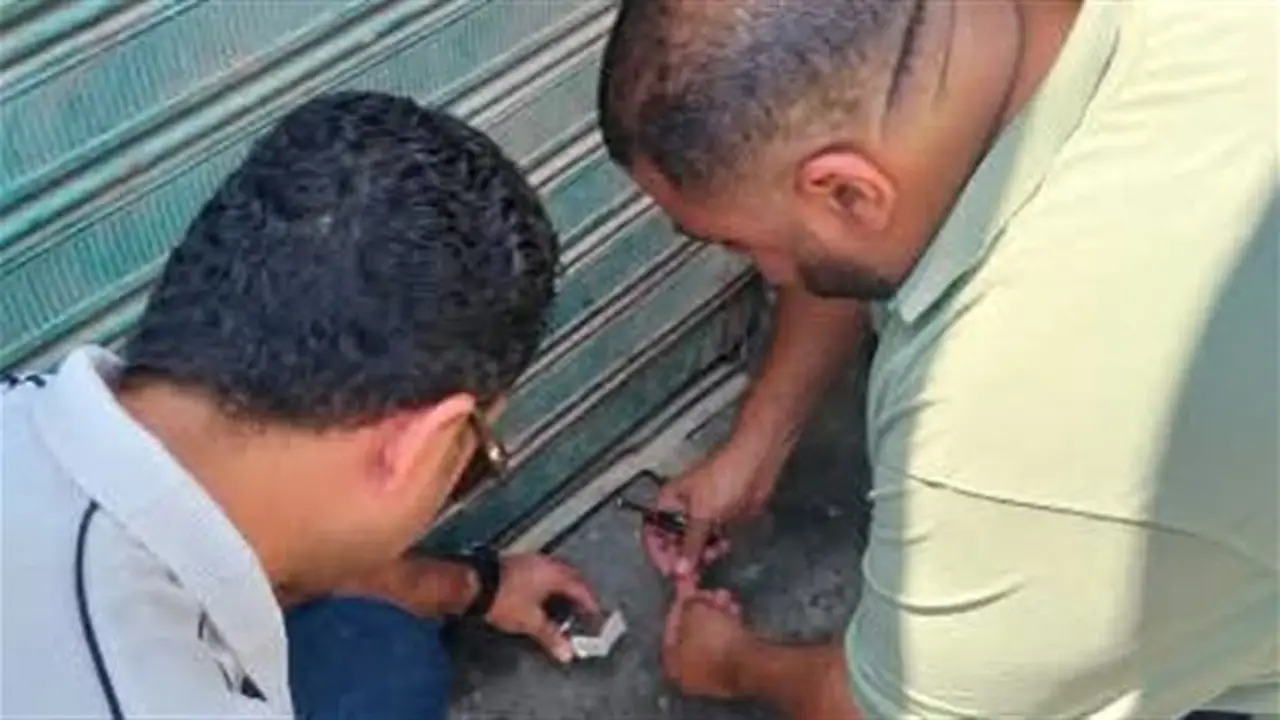 غلق وتشميع محلين وإزالة 20 لافتة مخالفة في نجع حمادي