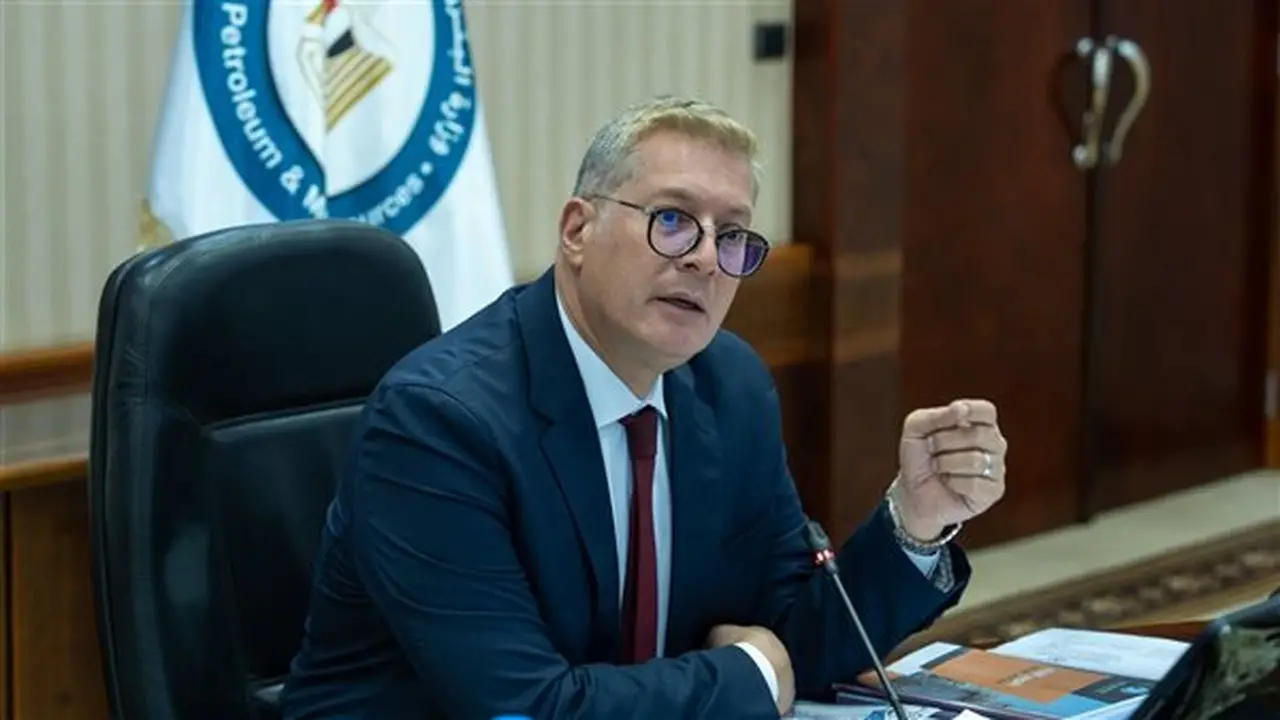 مخالفات لجنة العلاقات العامة بوزارة البترول تثير تساؤلات حول ضوابط التعاقد مع الفنادق