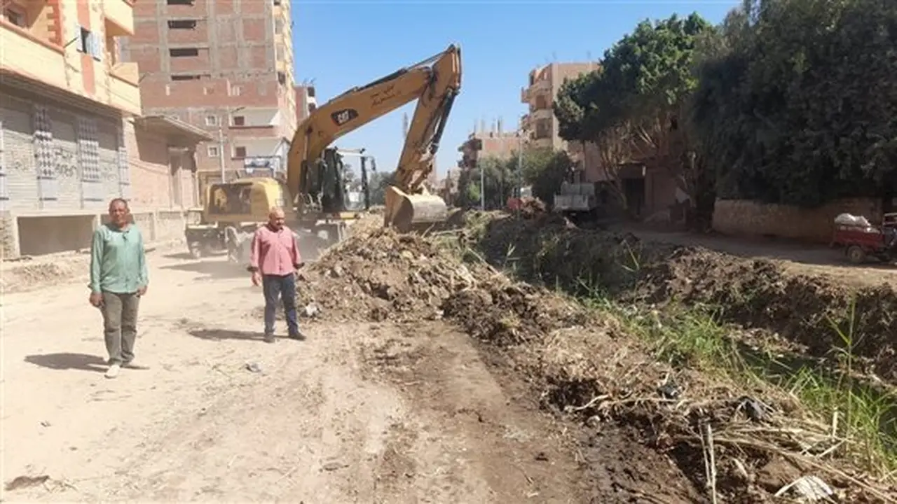 رفع 200 طن من نواتج تطهير مصرف أبو عنان في أسيوط