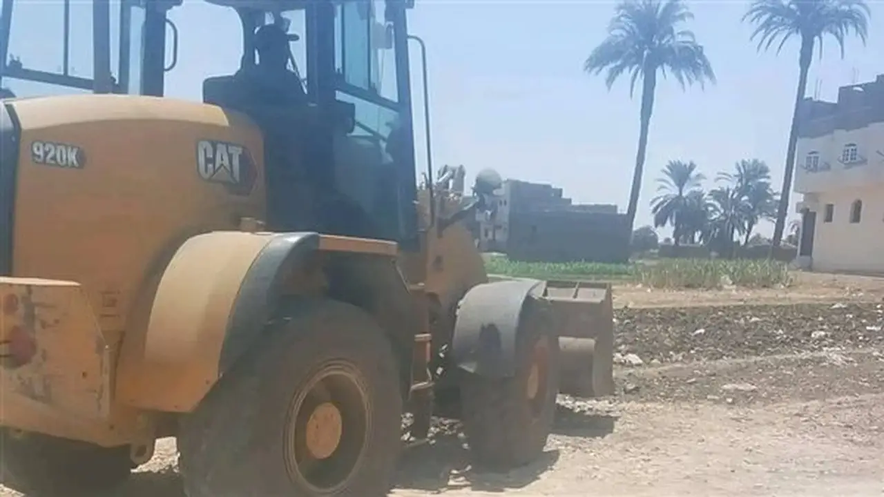 إزالة ملعب غير مرخص خارج الحيز العمراني في مدخل مدينة قوص بقنا