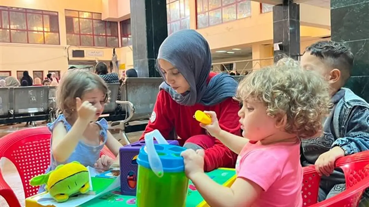 الهلال الأحمر المصري يواصل مهمته الإنسانية في رفح باستقبال الجرحى وتوديع المتعافين