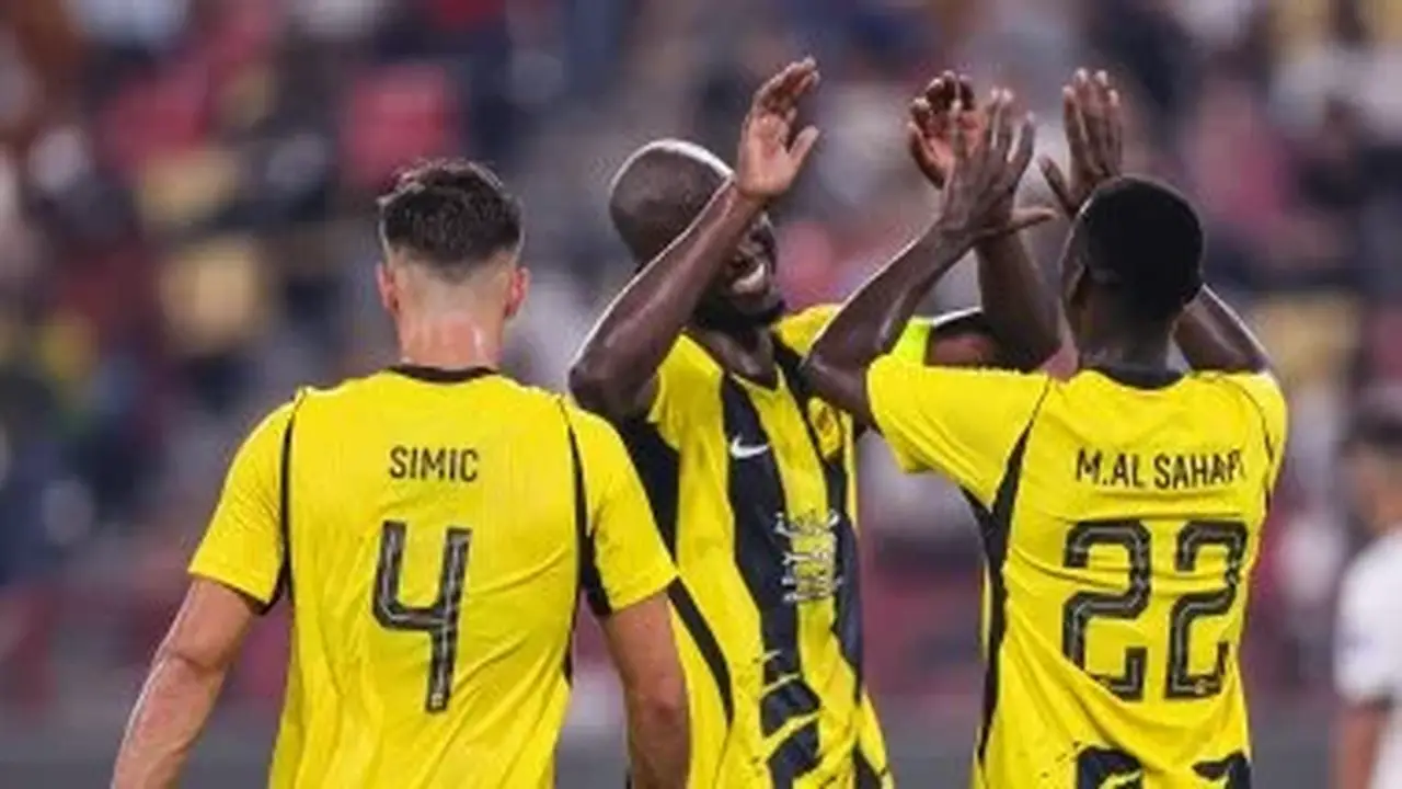 الاتحاد يتقدم على القادسية بهدف في الشوط الأول