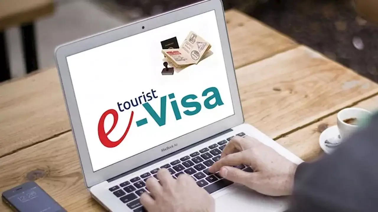 التأشيرة الإلكترونية: بدء التشغيل التجريبي اليوم والمزايا والرسوم وخطوات الحصول عليها