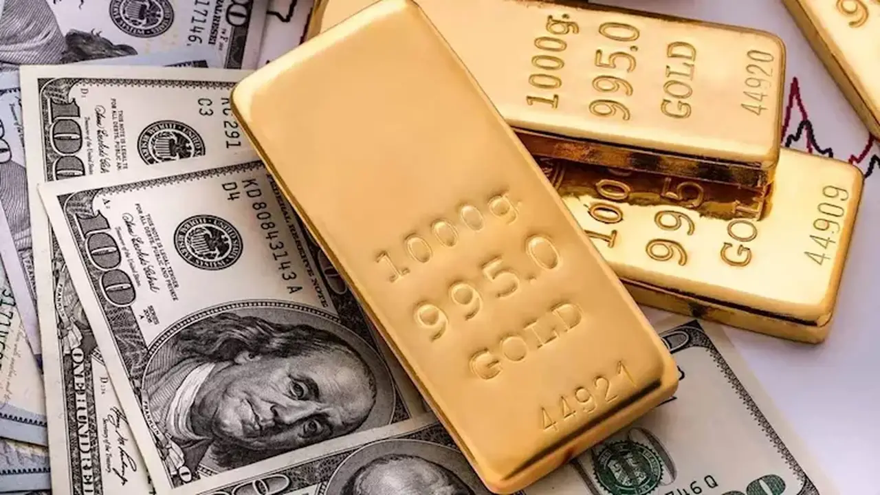 الذهب يحقق مكاسب شهرية بفضل ضعف الدولار وقرارات الفيدرالي