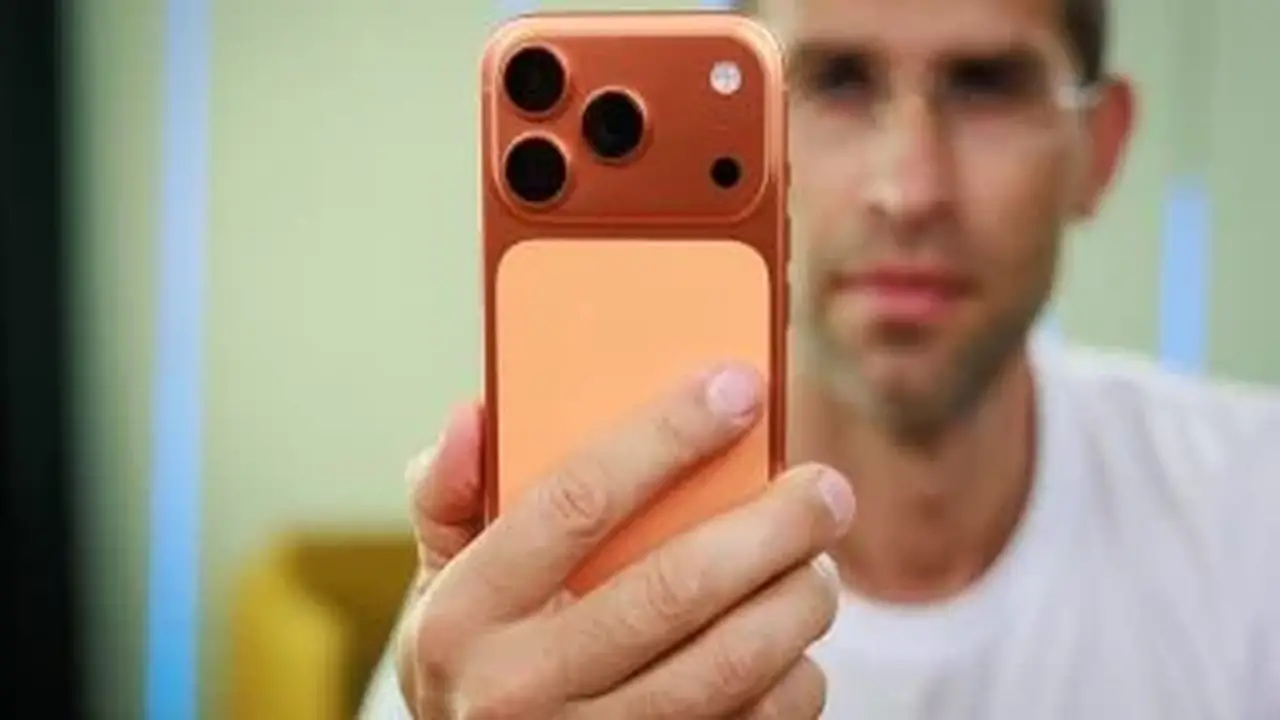 نجاة هاتف iPhone 17 Pro من سقوط طائرة: حالة ممتازة بعد سقوطه من ارتفاع 1.1 كيلومتر