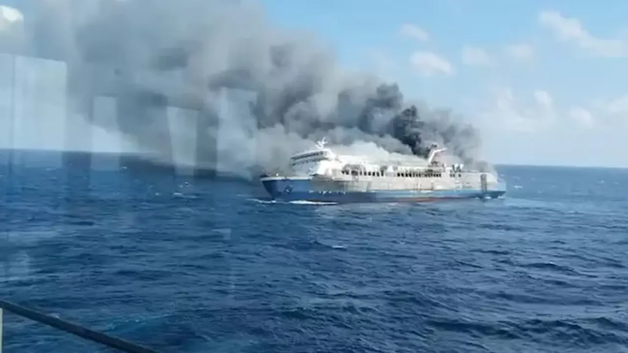 كارثة بحرية في إندونيسيا: 5 قتلى و41 مفقودًا بعد حريق في عبّارة