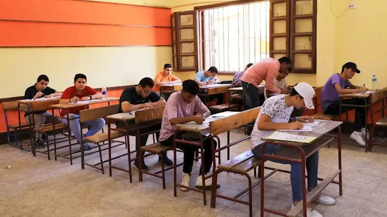 طلاب الثانوية العامة يؤدون امتحانات الأحياء والرياضيات التطبيقية والإحصاء اليوم بالدور الثاني