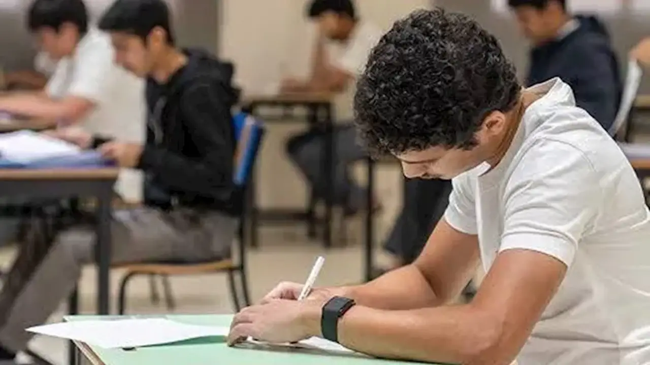 طلاب الثانوية العامة يؤدون امتحاني اللغة العربية والتربية الدينية اليوم في الدور الثاني