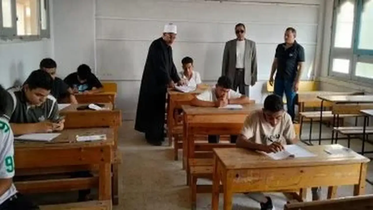طلاب الثانوية الأزهرية يؤدون امتحانات الدور الثاني في مواد اللغات والتوحيد