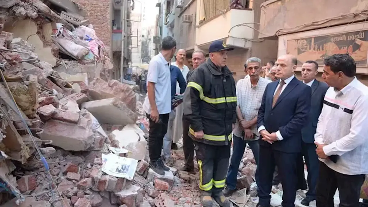 انتشال 4 ضحايا من تحت أنقاض عقار زفتى المنهار وقرار عاجل من محافظ الغربية