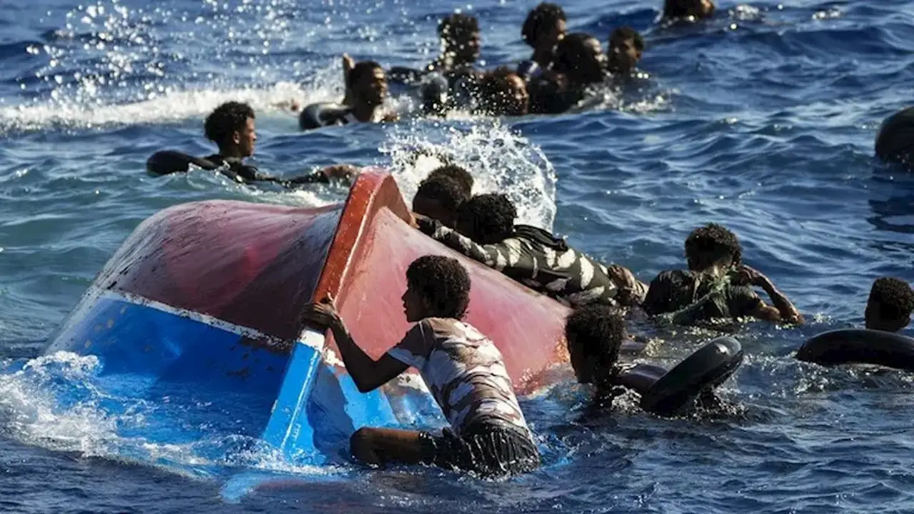 انتشال جثتين وفقدان 12 آخرين جراء غرق قارب مهاجرين قبالة سواحل تونس