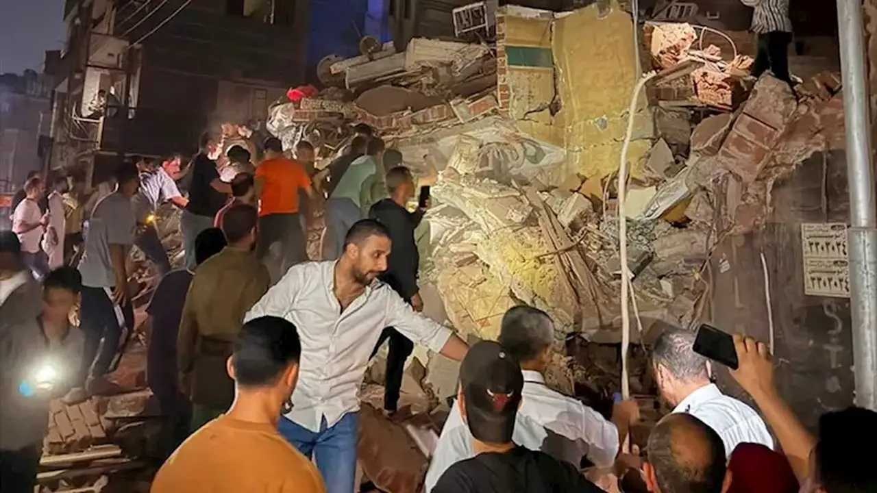 انتشال جثمان أول ضحية من عقار زفتى المنهار في الغربية