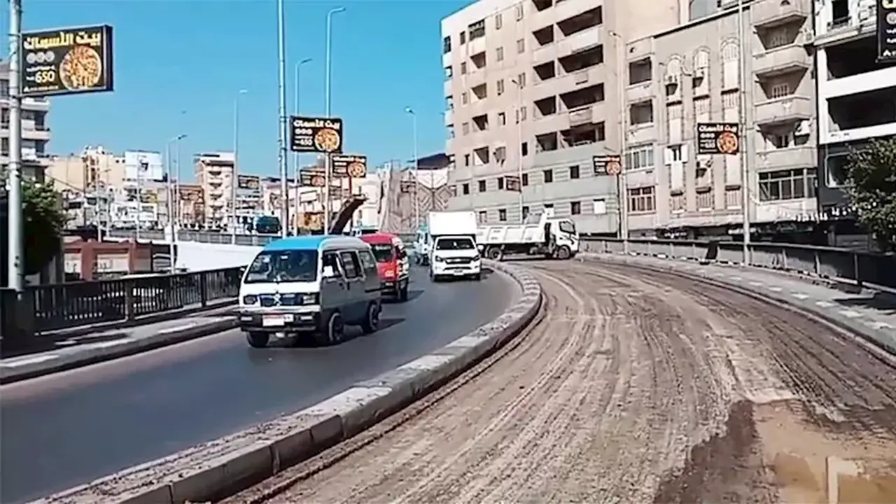 استكمال صيانة الاتجاه الأول بكوبري دمنهور العلوي في البحيرة