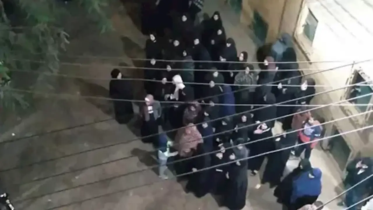 دموع وألم.. تشييع جثامين عمال الفيوم ضحايا غرق سيدي حنيش في مطروح