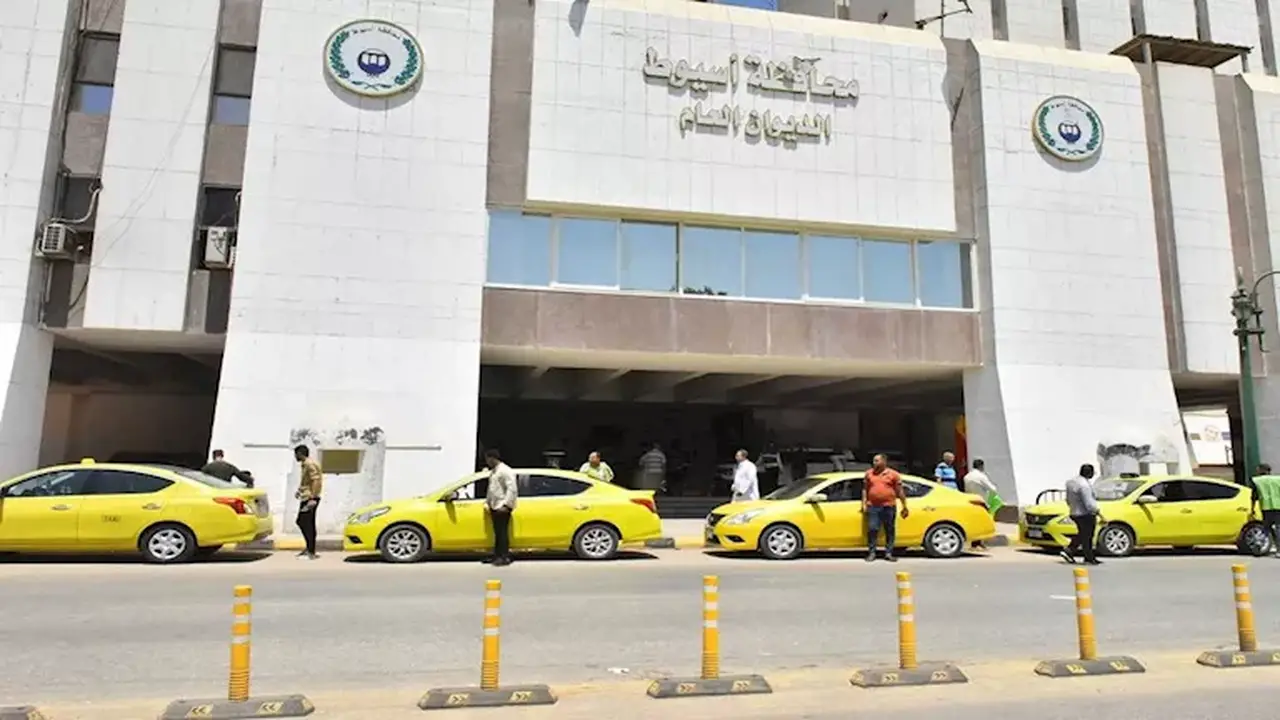 محافظ أسيوط يتفقد 15 سيارة تاكسي جديدة لتشغيلها بأسيوط الجديدة