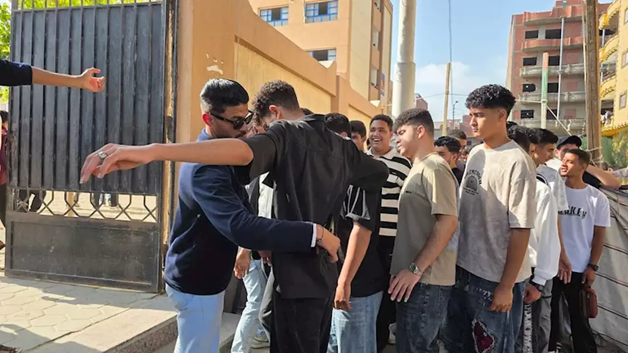 بدء إجراءات تفتيش طلاب الثانوية العامة قبل امتحان اللغة العربية للدور الثاني