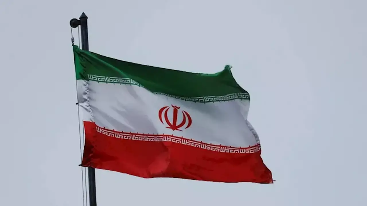 إيران تنفي تقارير حول اتفاق لإعادة فتح مضيق هرمز