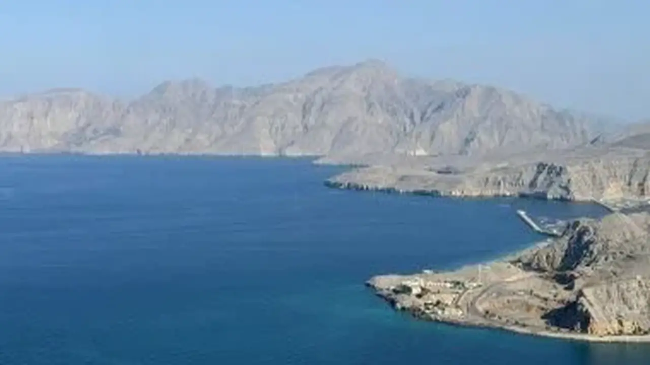 استهداف ناقلة غاز طبيعي مسال أثناء عبورها مضيق هرمز وفقًا لوكالة بلومبرج