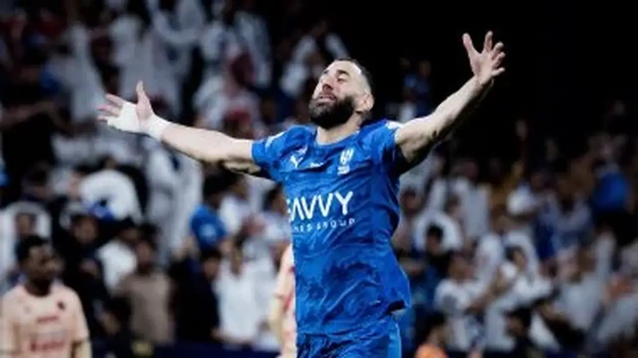 بنزيما يقترب من الانضمام إلى محمد صلاح.. طرابزون سبور يستفسر عن شروط ضم نجم الهلال