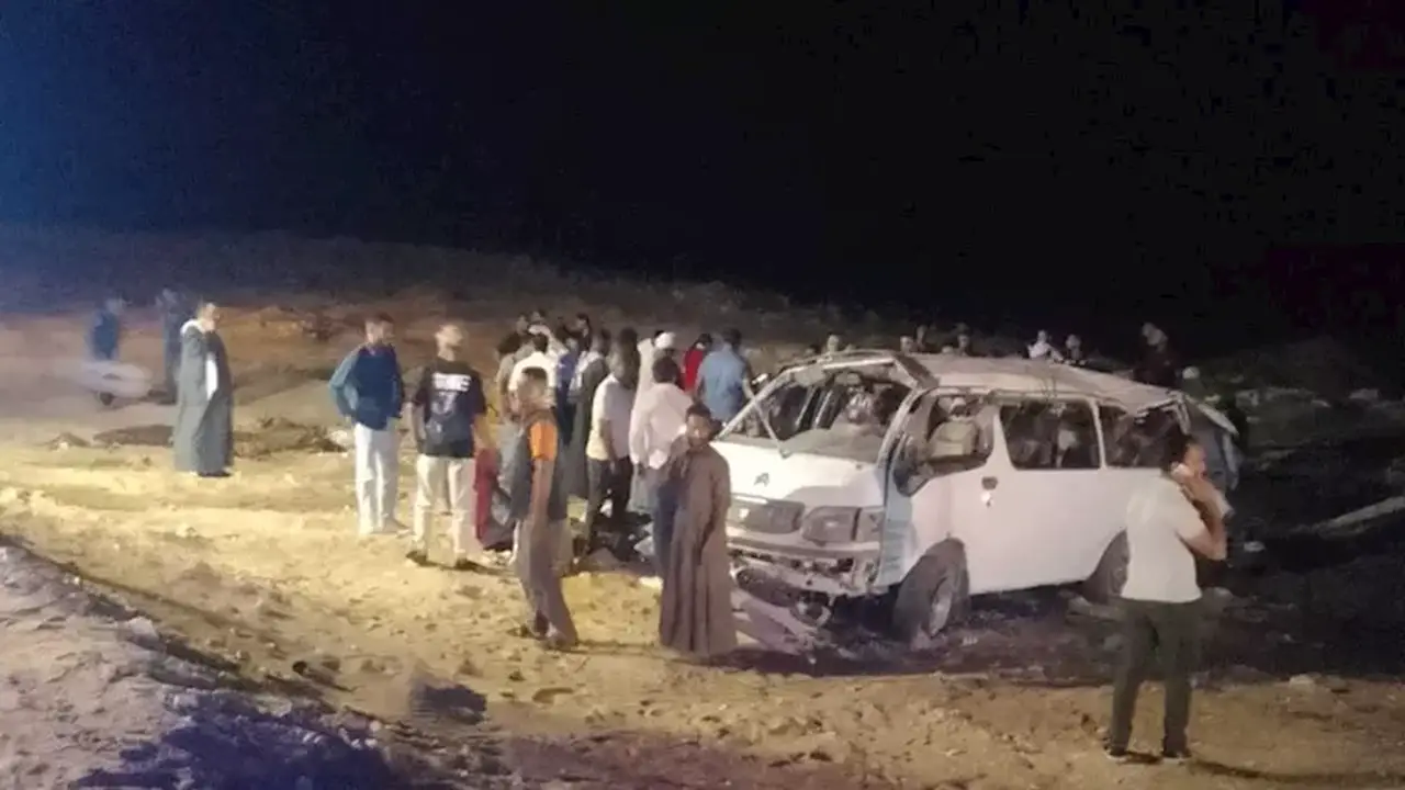 إصابة 11 شخصًا بينهم طفل ومسنة في انقلاب ميكروباص بالوادي الجديد – تفاصيل وصور