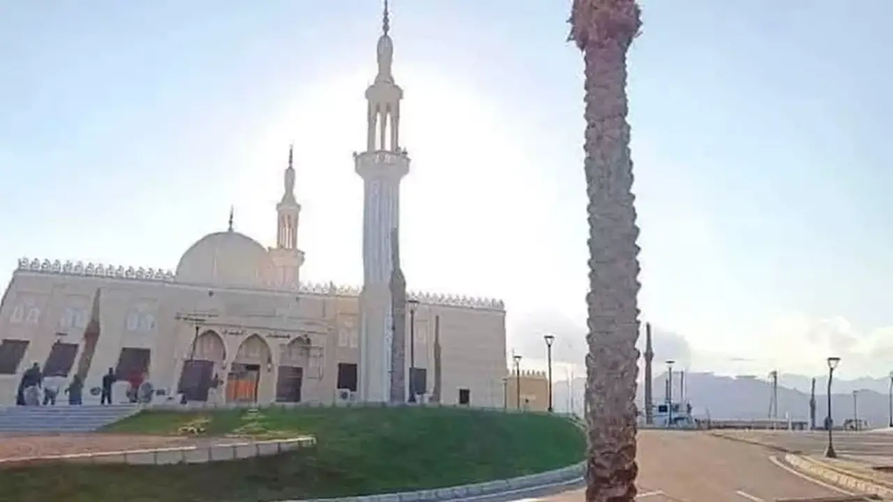 اكتشاف مسجد الهدى بجنوب سيناء.. تحفة معمارية في قلب دهب – صور