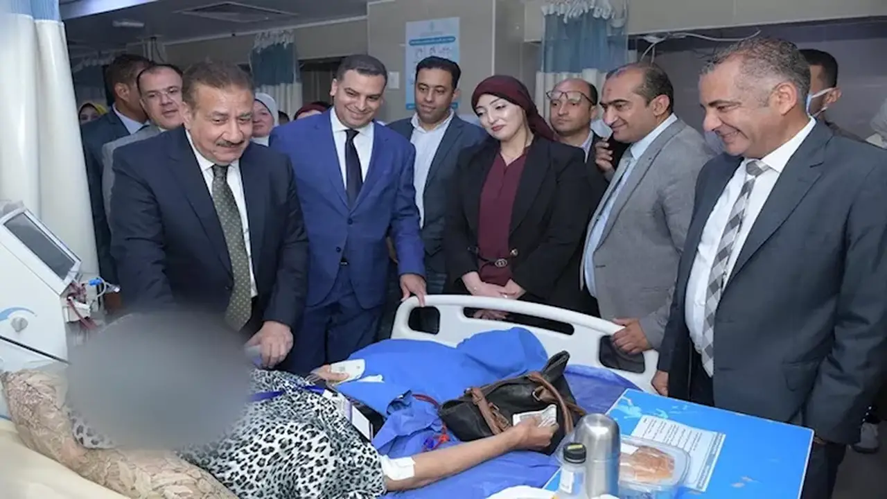 محافظ بورسعيد يكرم أطقم تمريض الغسيل الكلوي بمكافأة مالية تقديرًا لجهودهم