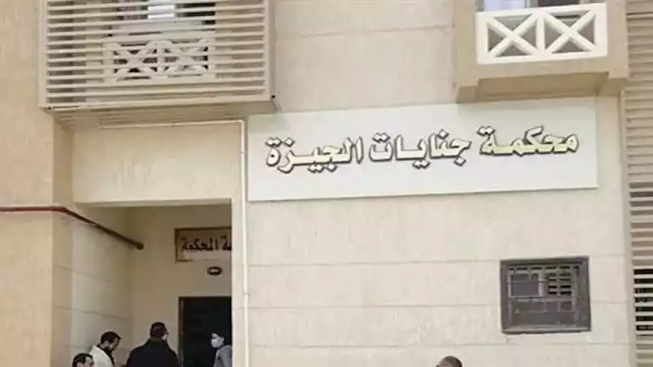 تأجيل محاكمة ‘فتاة بولاق’ وخطيبها بعد اتهامها بقتل رضيعها وإلقائه من السطح إلى سبتمبر المقبل