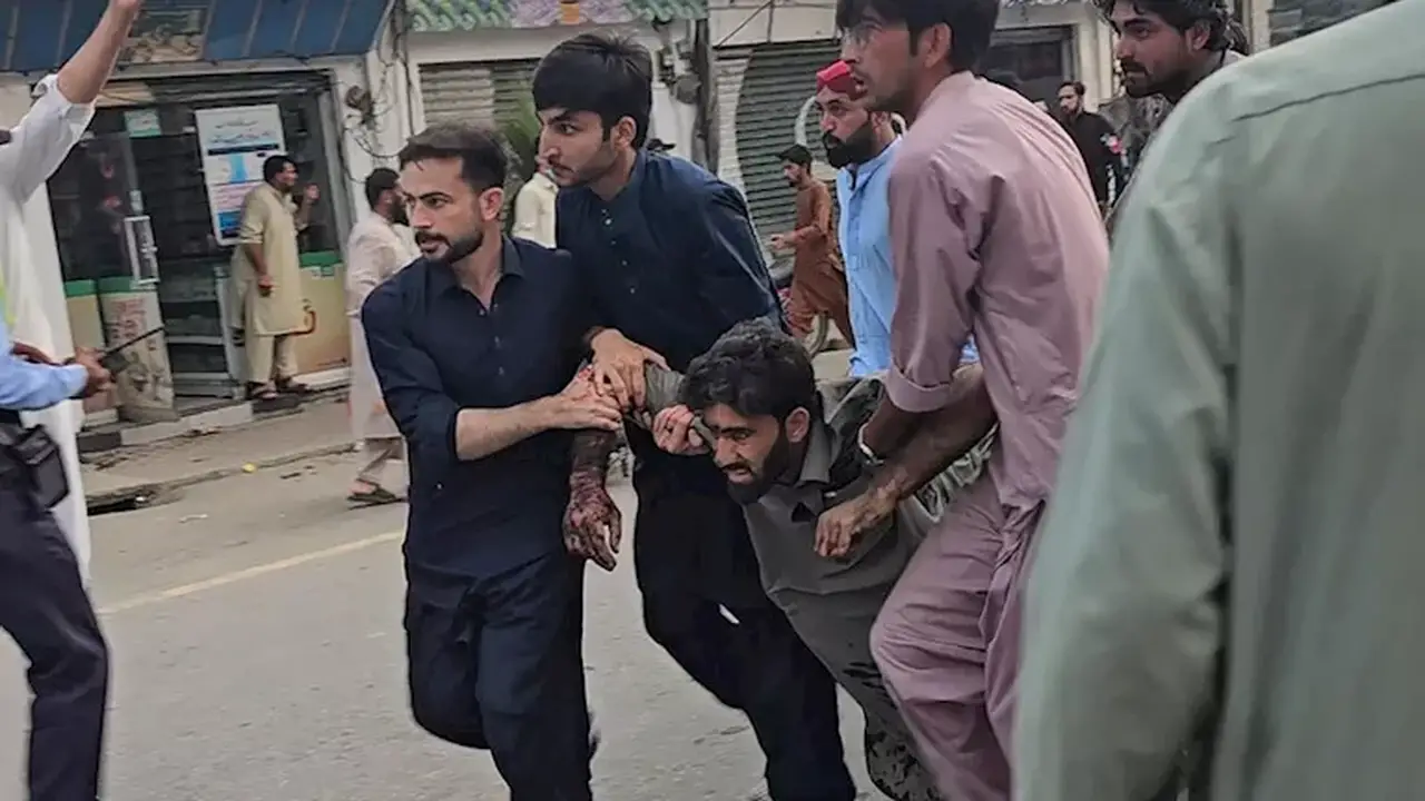 مقتل 14 شخصًا في هجوم انتحاري استهدف مركز شرطة في باكستان